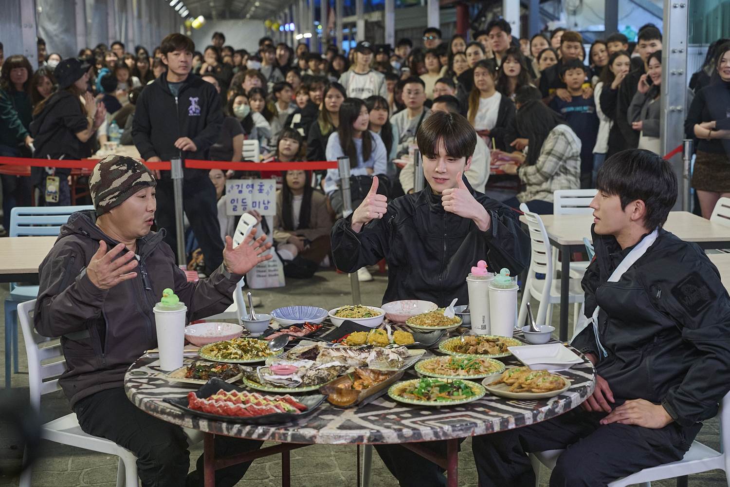 韓國隊拿下勝利，前往花蓮東大門夜市大嗑美食，連麵包泳勳也讚不絕口。（圖／童心娛樂）