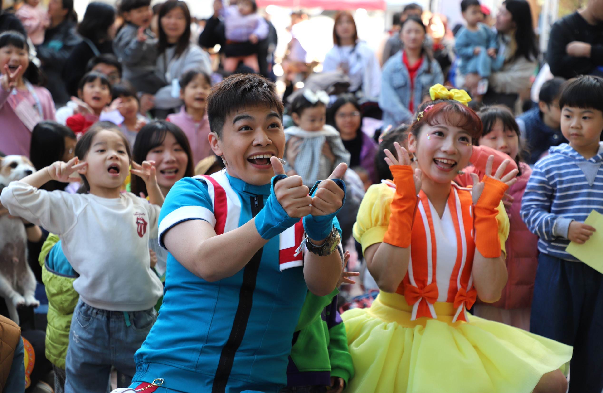 MOMO哥哥姐姐活力帶動唱，孩子們隨著音樂又唱又跳_0_0