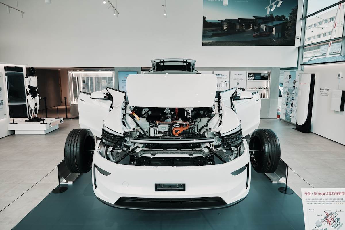 現場可以一睹純電SUV全新Model Y在車體拆解後的內部零組件，深入了解Tesla在車體結構與電池底盤的極致安全設計。（圖／Tesla提供）