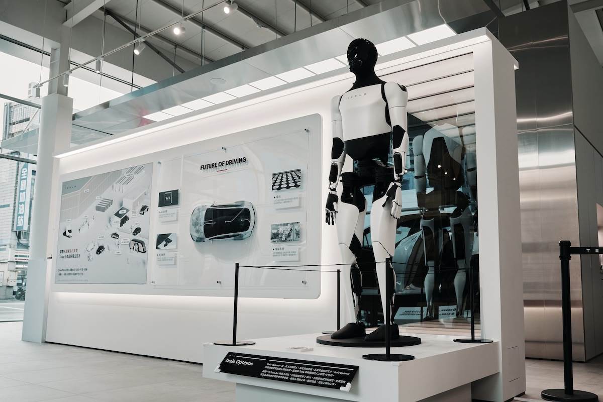 同場展示與Tesla車輛共享純視覺和AI技術的第二代Optimus人形機器人。（圖／Tesla提供）