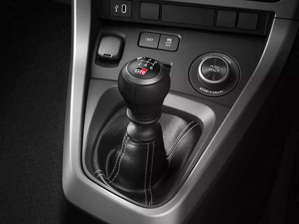 變速箱依舊維持著六速手排以及八速自排的選擇，並且可以選購垂直式手煞車。（圖／豐田提供）