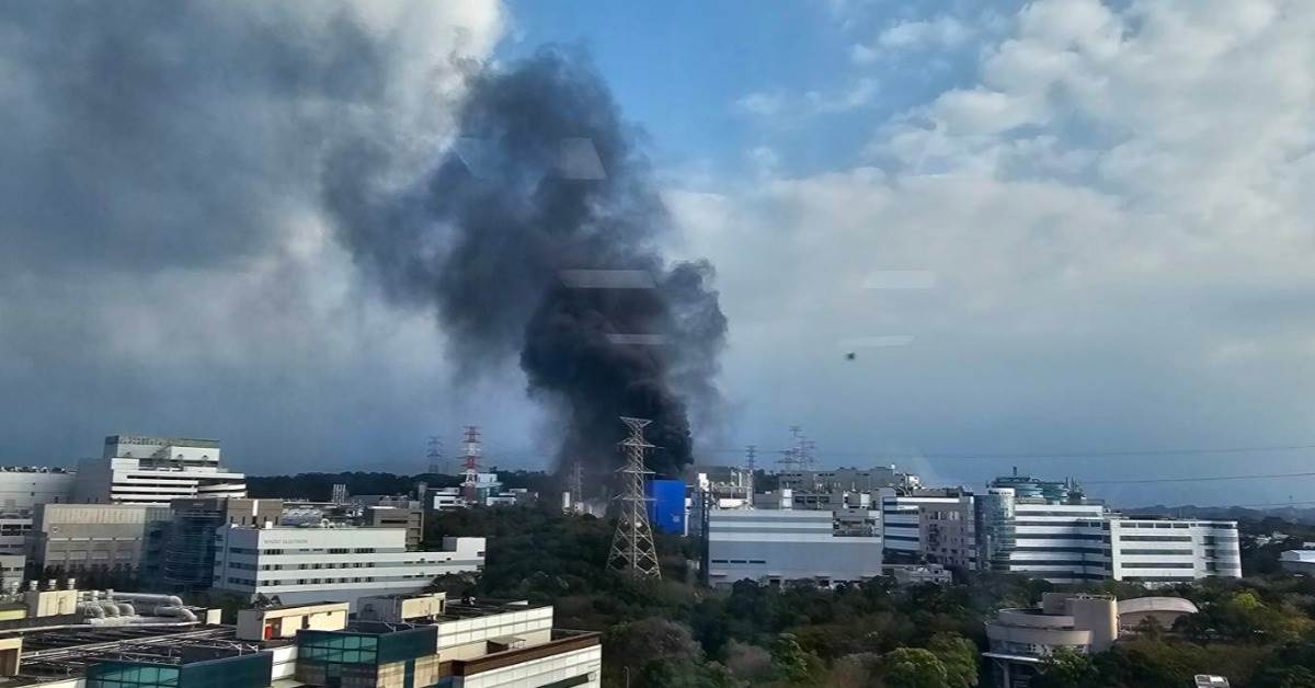 爆炸發生後，火勢迅速竄起。（圖／東森新聞）