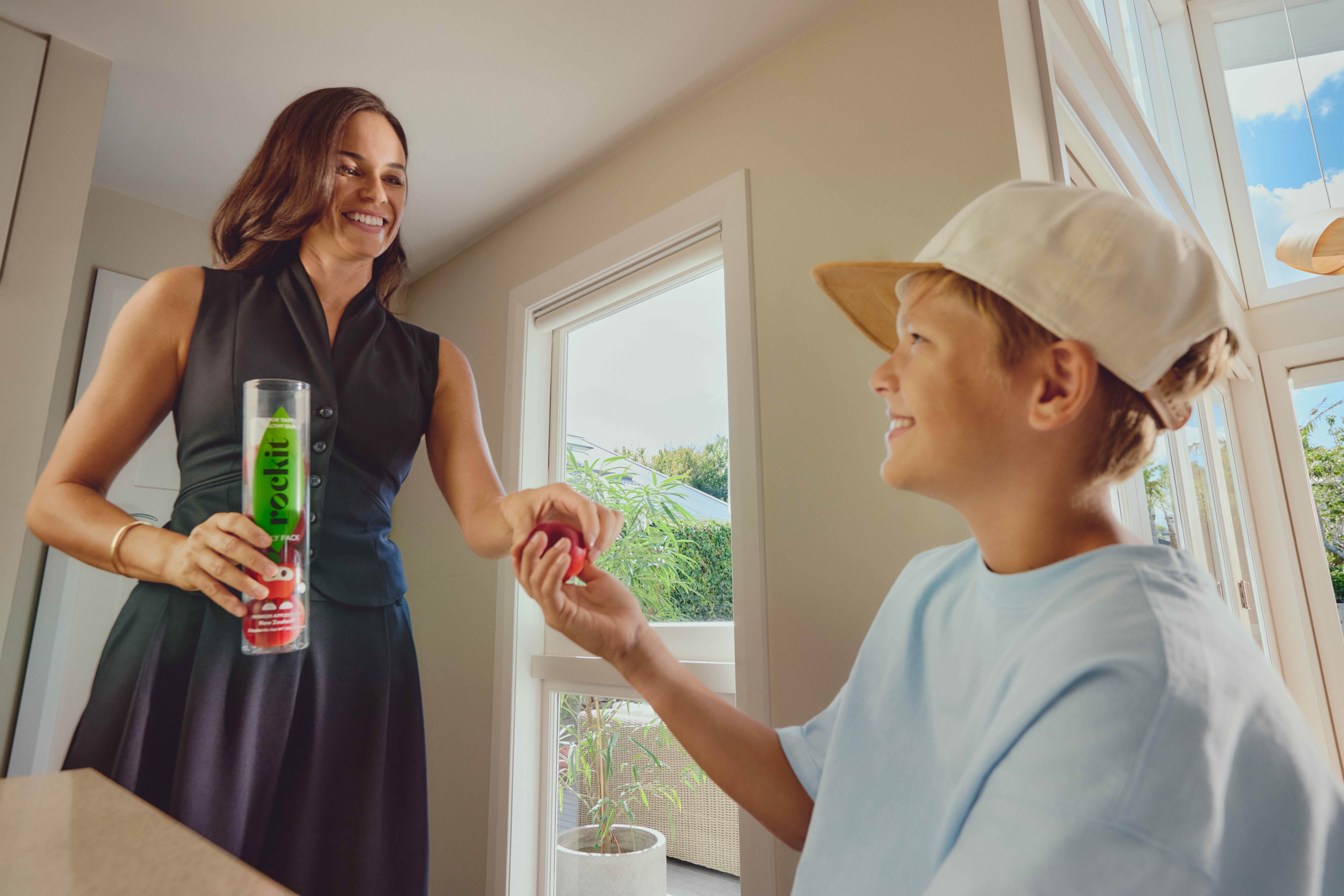 樂淇蘋果以其不需削皮、隨開即食的便利包裝,深受現代家庭喜愛。(圖/業者提供)