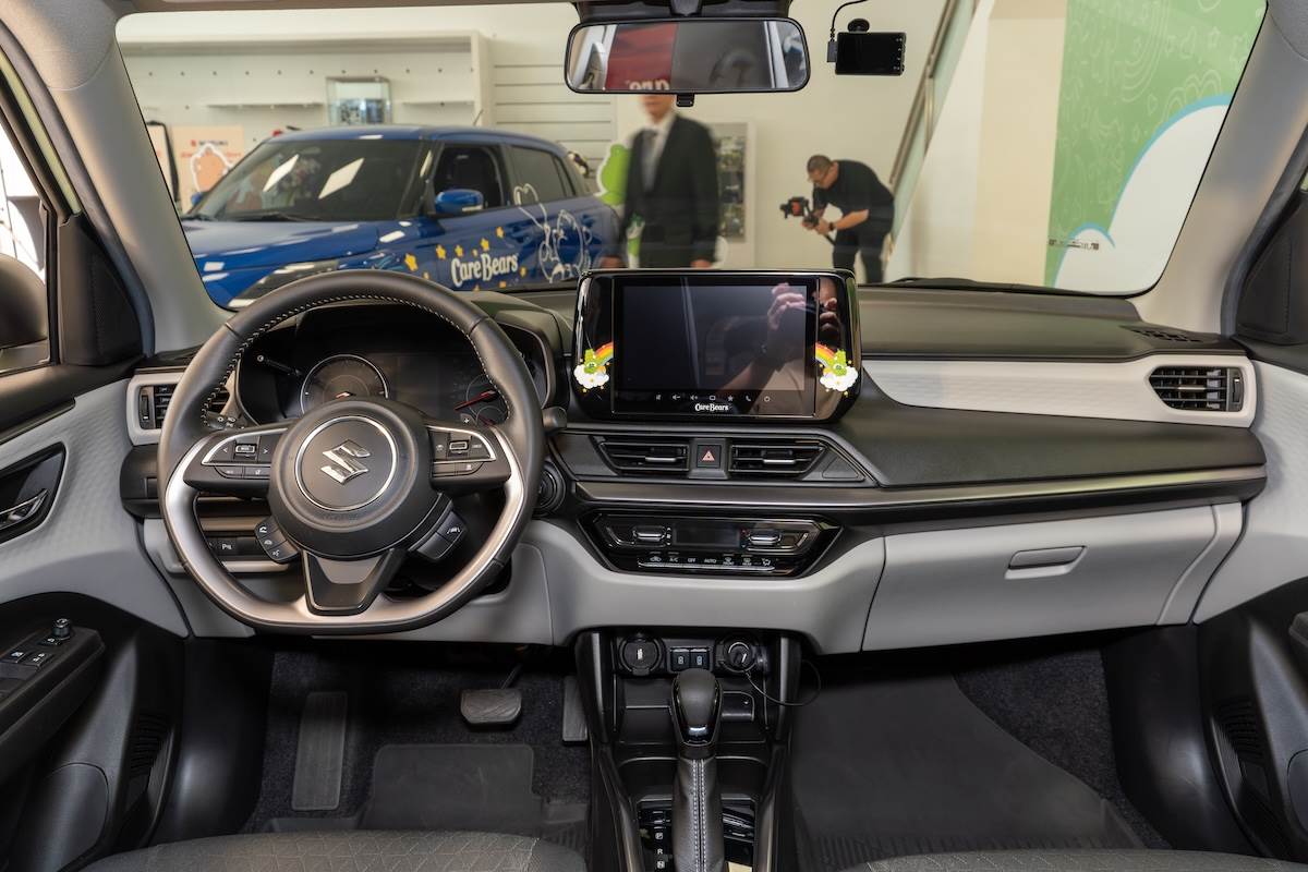 Care Bears出現在9吋多功能懸浮式中控螢幕兩旁，跟車身的車貼一樣，依據不同的角色，劃分出三個款式。（圖／林昱丞攝影）