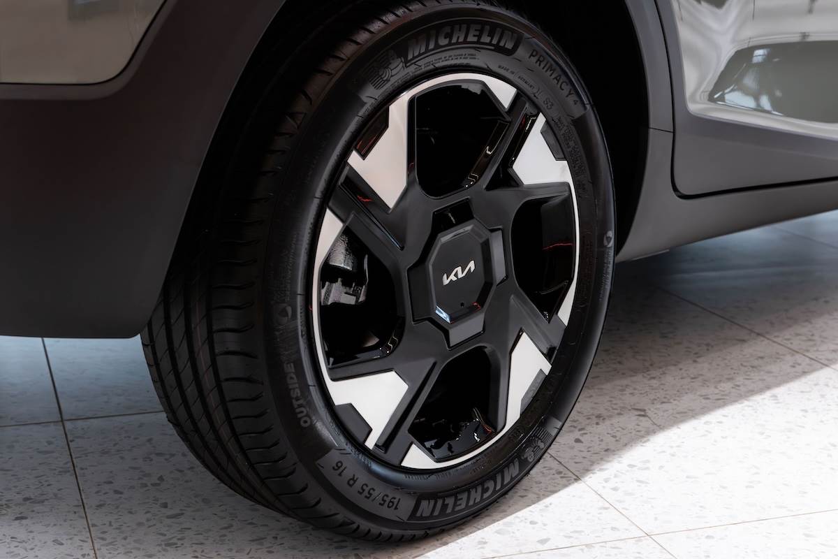 輪圈換成全新16吋隱藏式螺帽式雙色鋁合金造型輪圈。（圖／台灣森那美起亞提供）