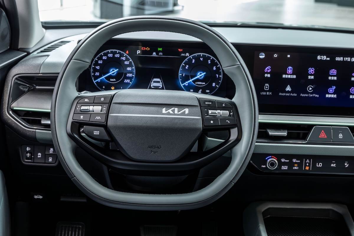 Stonic搭載比擬旗艦車款EV9的雙幅式多功能方向盤。（圖／台灣森那美起亞提供）