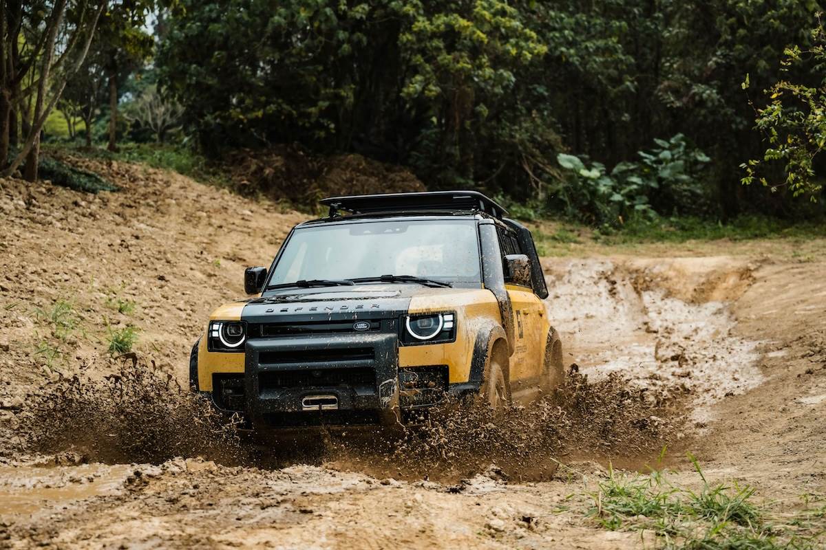 Defender Trophy Edition正在通過依據英國原廠標準打造的越野路線。(圖/JLR Taiwan提供)