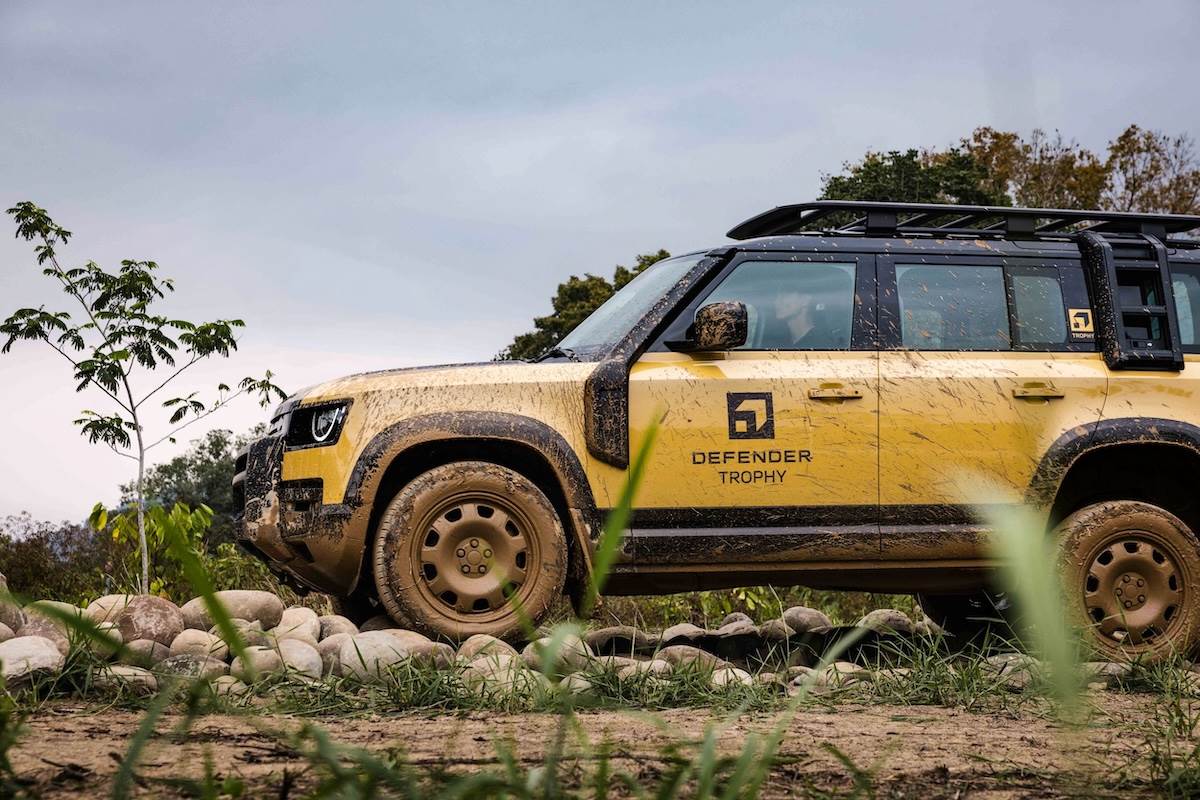 Defender Trophy Edition正在通過依據英國原廠標準打造的越野路線。(圖/JLR Taiwan提供)