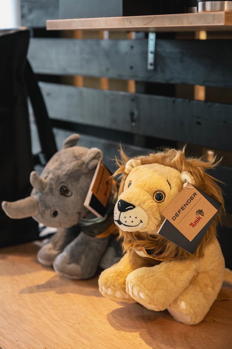 每件捐助7.50英鎊支持Tusk保育工作的犀牛與獅子絨毛玩偶。(圖/JLR Taiwan提供)