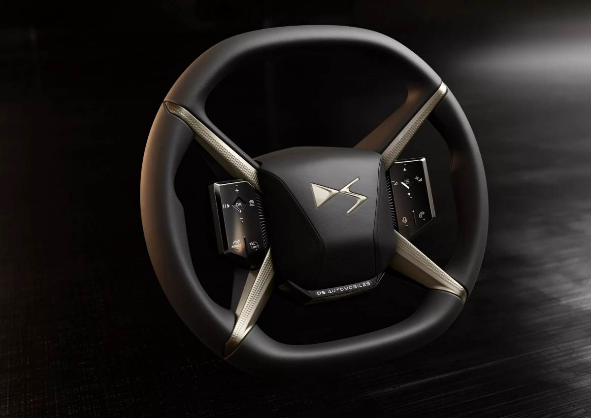 車內的X型方向盤備受車迷討論，這也是DS品牌全新的識別特徵。（圖／DS提供）
