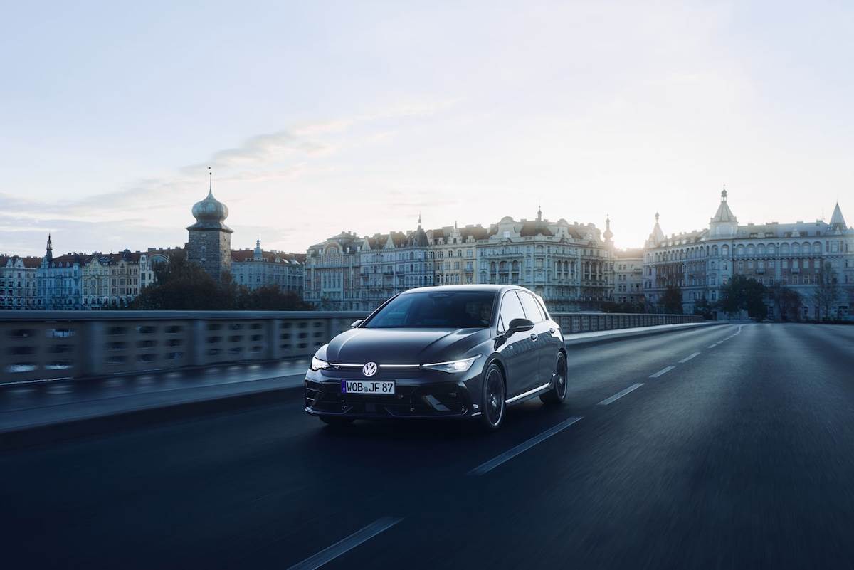 <a href='/search/tags/Golf R夜幕疾行版/' target='_blank'>Golf R夜幕疾行版</a>導入「<a href='/search/tags/夜幕幻影灰/' target='_blank'>夜幕幻影灰</a>」車色，搭配黑色車頂與多項黑化風格R專屬外觀套件。（圖／台灣福斯汽車提供）