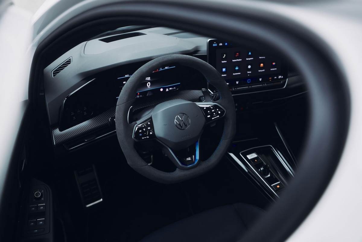 Golf R夜幕疾行版引進跑車式類麂皮多功能方向盤，採用ArtVelours材質提升握感與摩擦力。（圖／台灣福斯汽車提供）