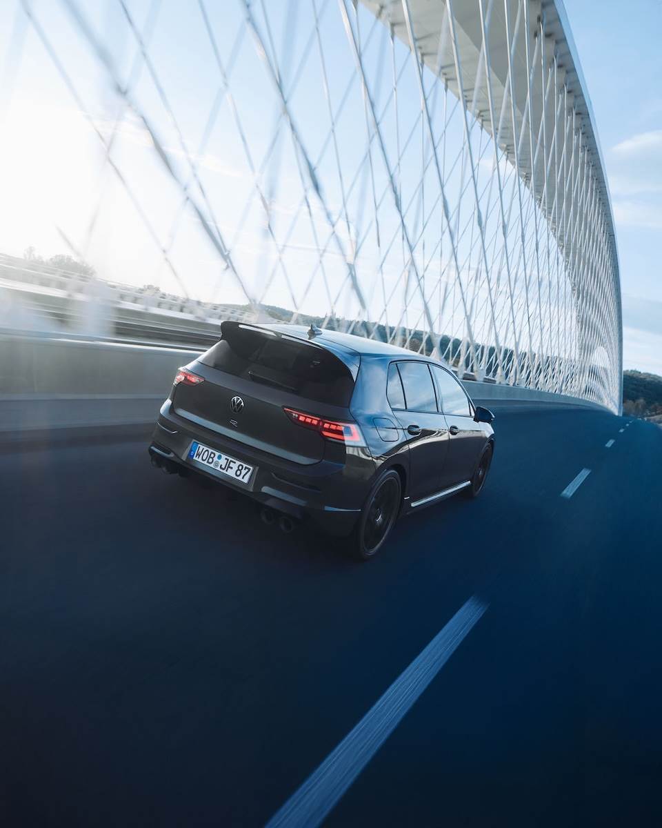 Golf R夜幕疾行版一樣搭載2.0升直列四缸TSI渦輪增壓引擎，具備333匹最大馬力與42.8 kgm最大扭力。（圖／台灣福斯汽車提供）