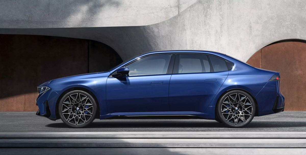 4,760 mm的車長比現行的燃油版330i xDrive增加了47 mm，軸距更是拉長了47 mm達到2,898 mm。（圖／寶馬提供）