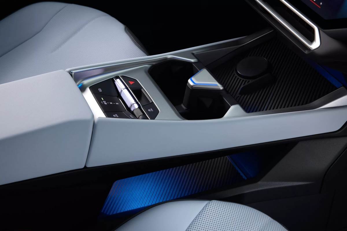 中央扶手依舊放上了實體按鍵，讓駕駛可以更容易控制車輛功能。（圖／寶馬提供）