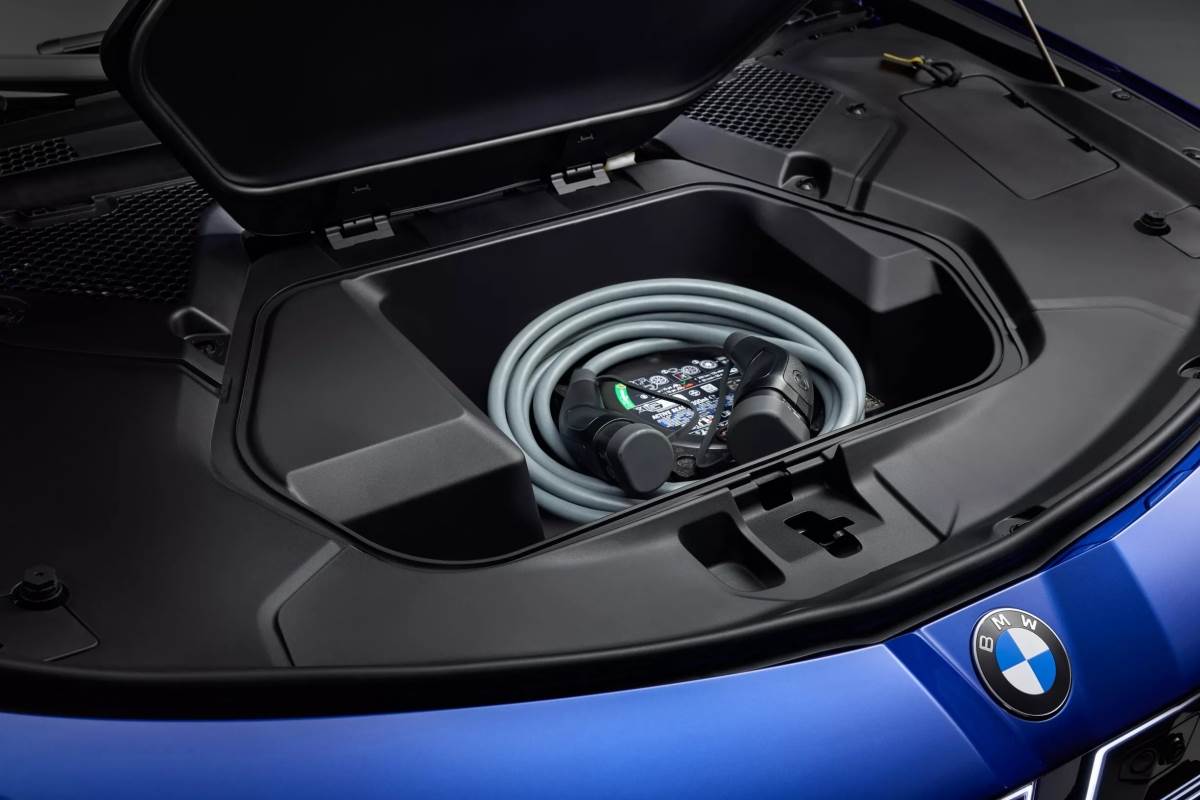 車頭沒有引擎之後放入小型儲物空間，可以放入充電線等設備。（圖／寶馬提供）