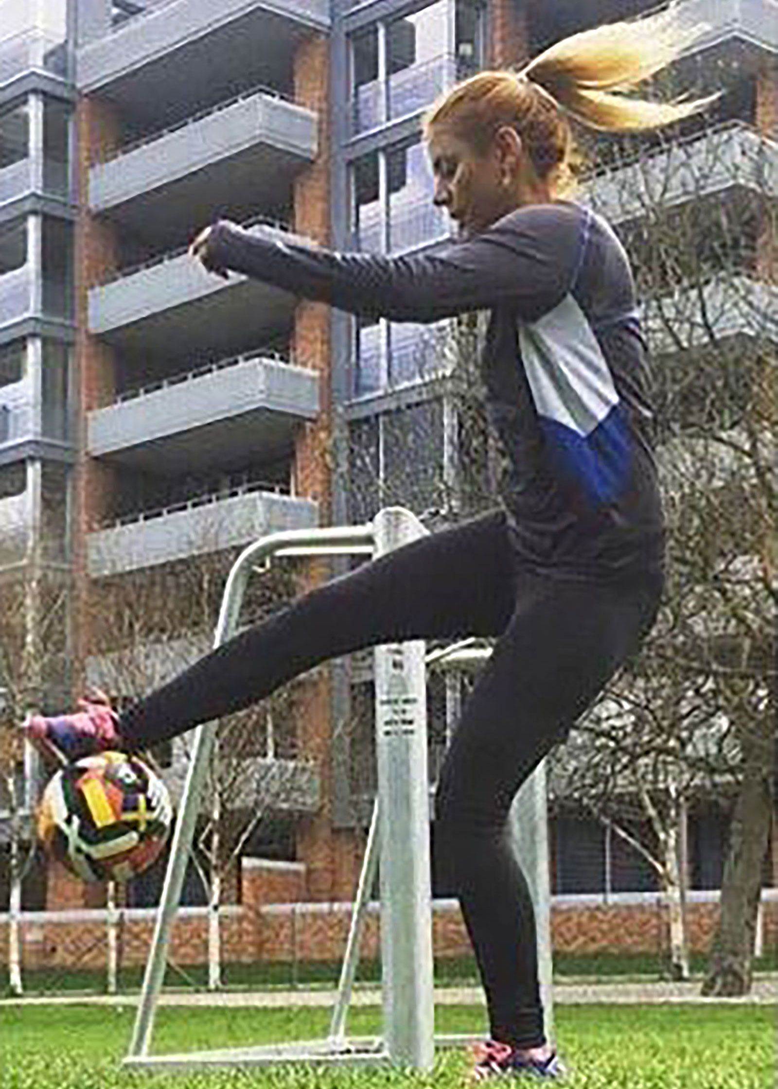 阿米尼在瑞士踢足球時沒有戴頭巾。正是這張照片讓她與伊朗政權發生衝突，最終導致她被迫叛逃。