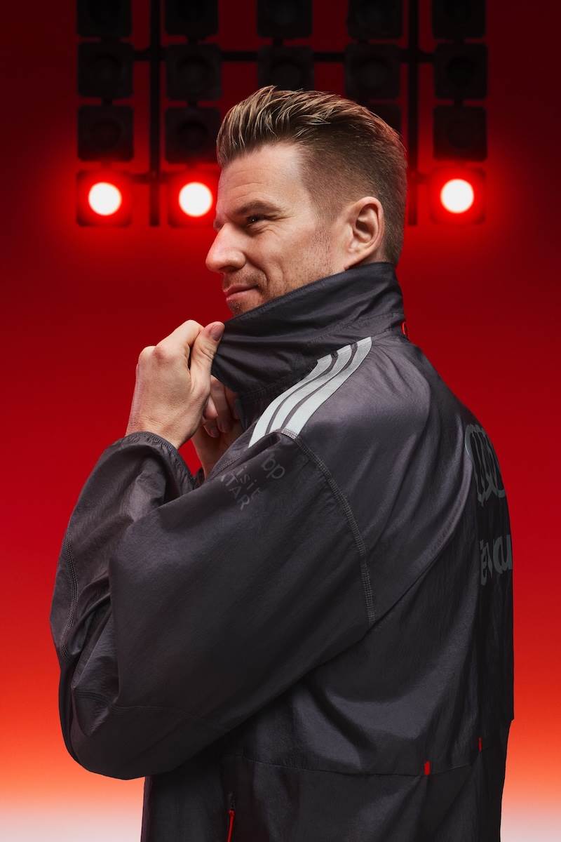 服飾透過紅色細節點綴，來呼應品牌於Formula 1的視覺識別。（圖／Audi提供）