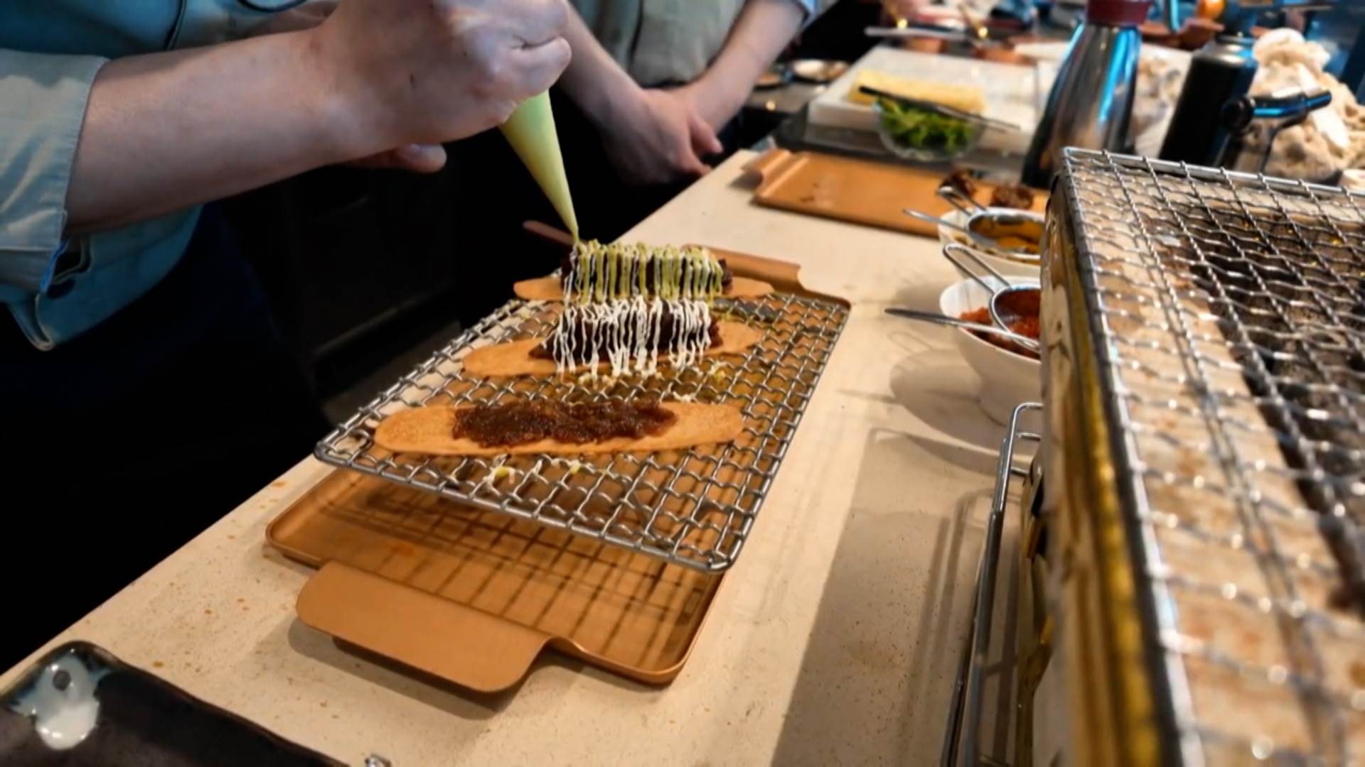 和牛舌炭火炙燒香氣四溢，結合牛舌餅打造多層次口感。（圖／東森新聞）