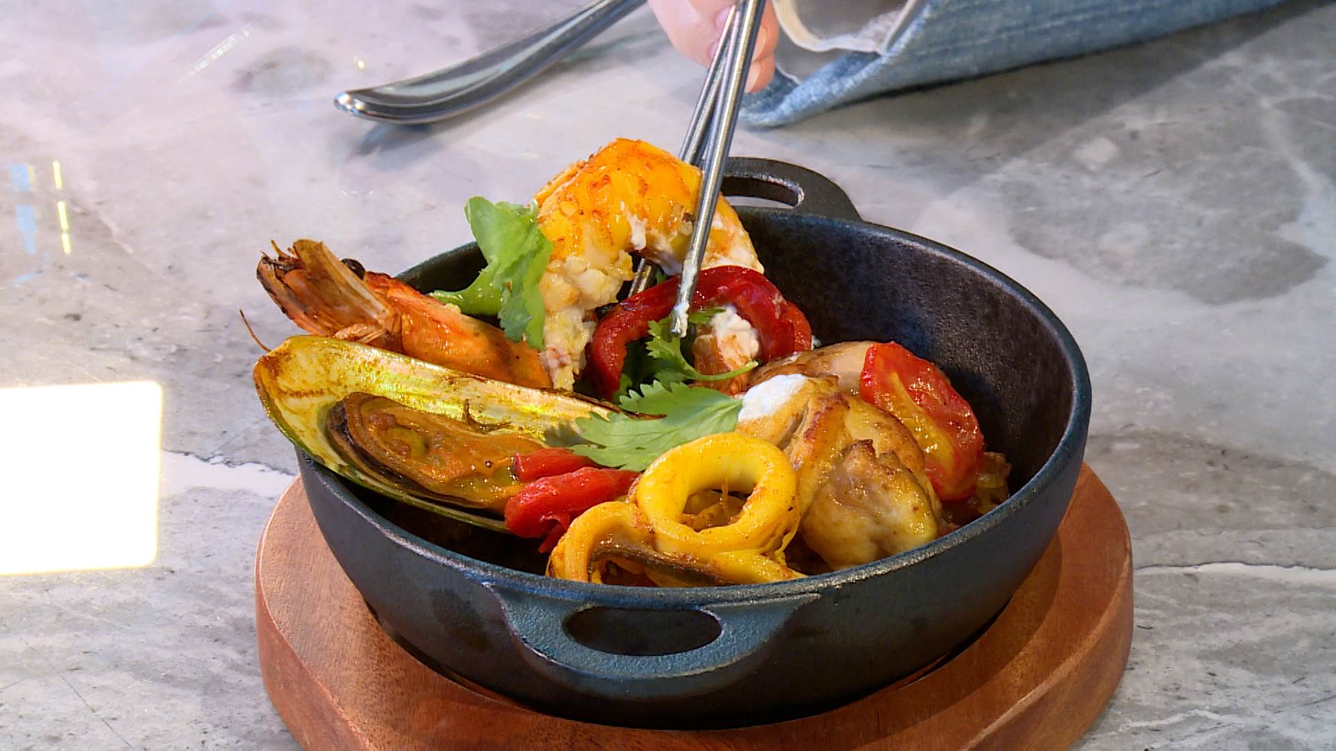 環島西班牙海鮮飯。（圖／東森新聞）