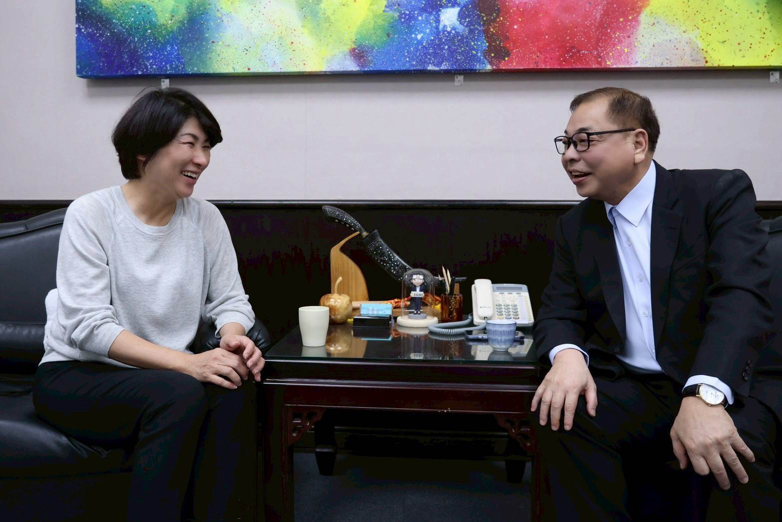 饒慶鈴與陳見賢交流觀光與農產合作，探討跨縣市發展契機。（圖／東森新聞）