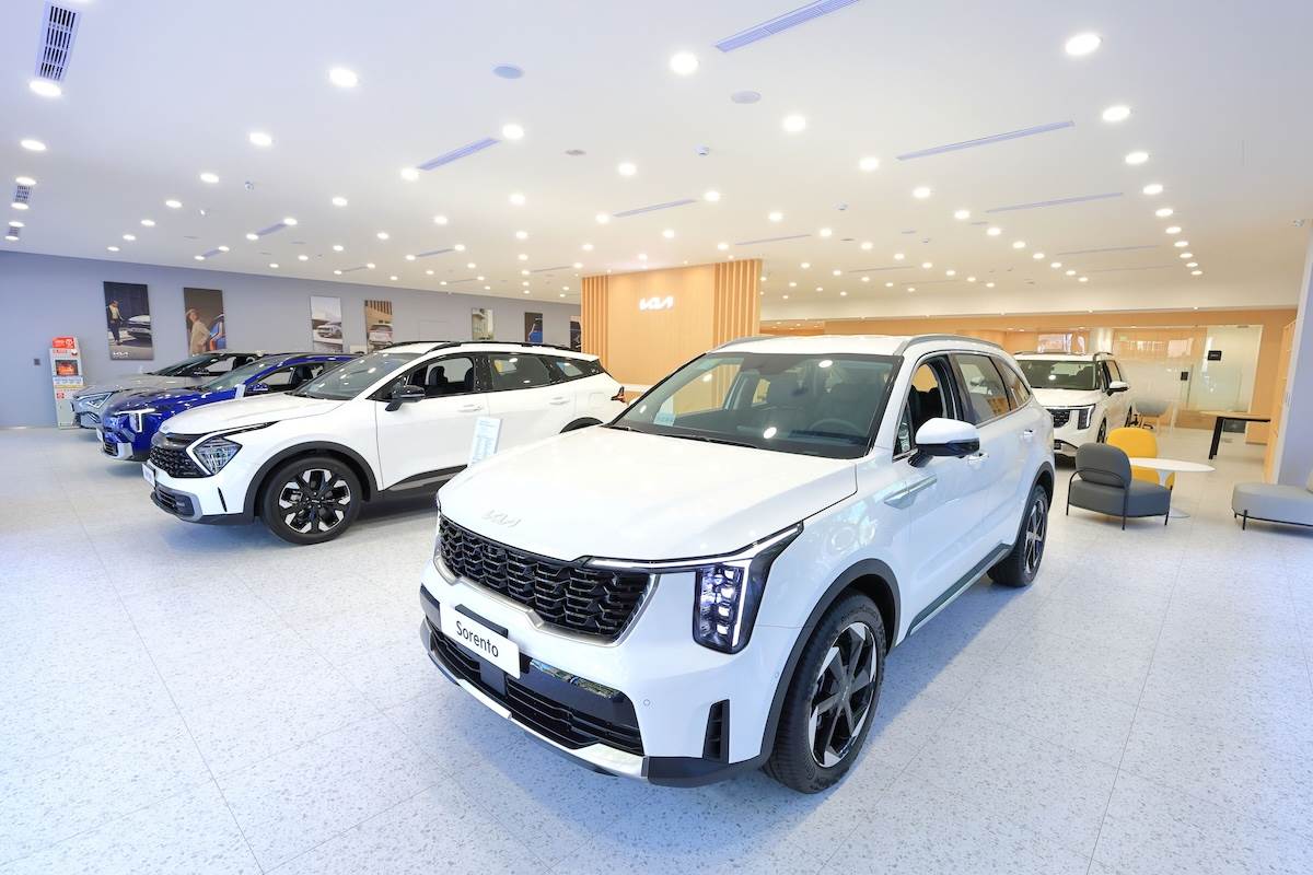Kia台北松江展示中心室內面積約130坪，可同時展示6輛品牌新世代車款。（圖／台灣森那美起亞提供）