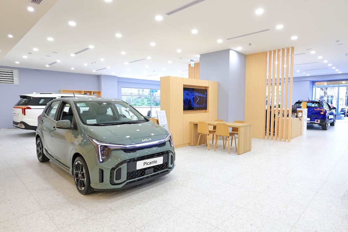 整體設計延續Kia品牌簡約風格，透過木質元素與柔和色調營造現代且沉穩的空間氛圍。（圖／台灣森那美起亞提供）