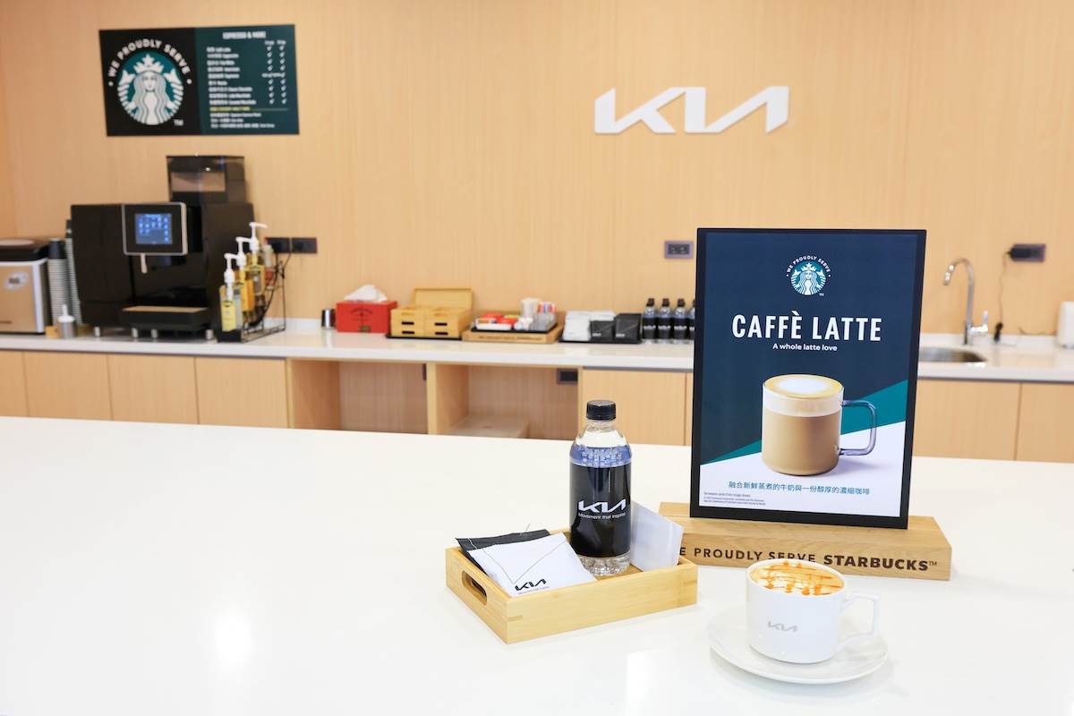 消費者可在展示中心內享有專人提供的咖啡服務，營造放鬆且具質感的賞車環境。（圖／台灣森那美起亞提供）