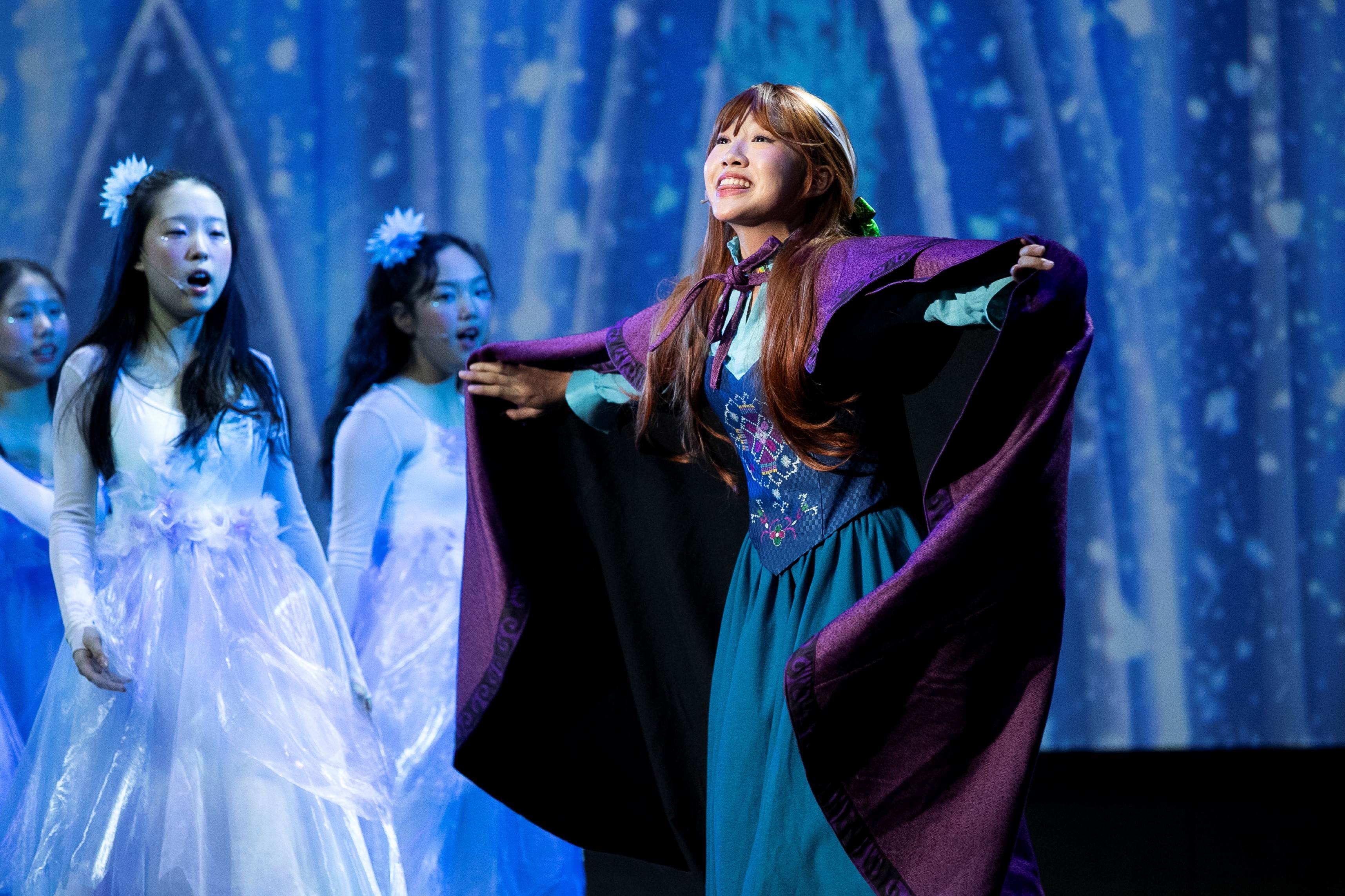 高雄美國學校推出《冰雪奇緣》音樂劇，吸引觀眾熱烈關注。（圖／高雄美國學校提供）