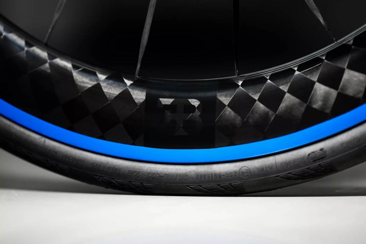 車輛配備了一對總重僅為1,298公克的超輕量化輪組，讓騎士在騎乘時可以更爲省力。（圖／布加迪提供）