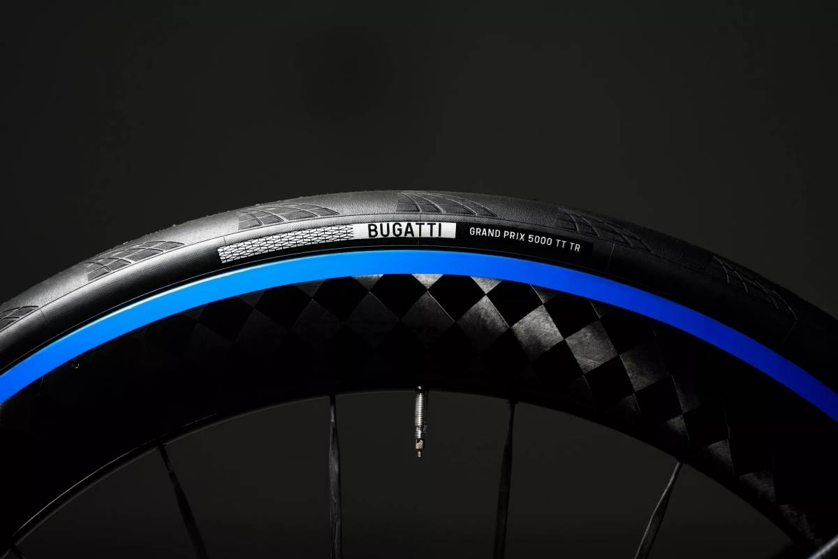 輪胎與德國輪胎巨頭馬牌合作，打造出專屬於這輛車的訂製輪胎。（圖／布加迪提供）