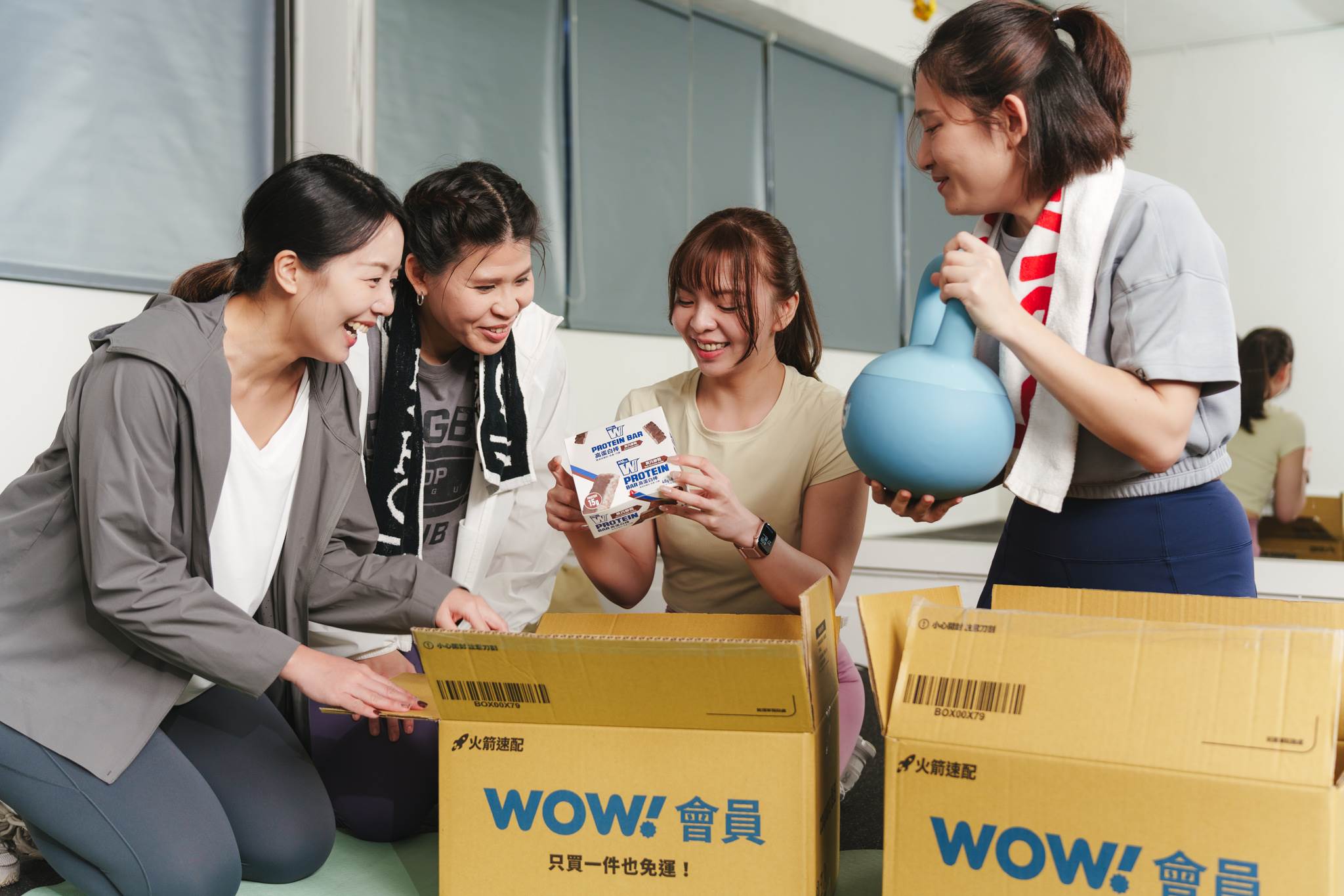 健身教練翁小姐（中）跟學員分享前一天從酷澎訂購的蛋白棒。（圖／東森新聞）