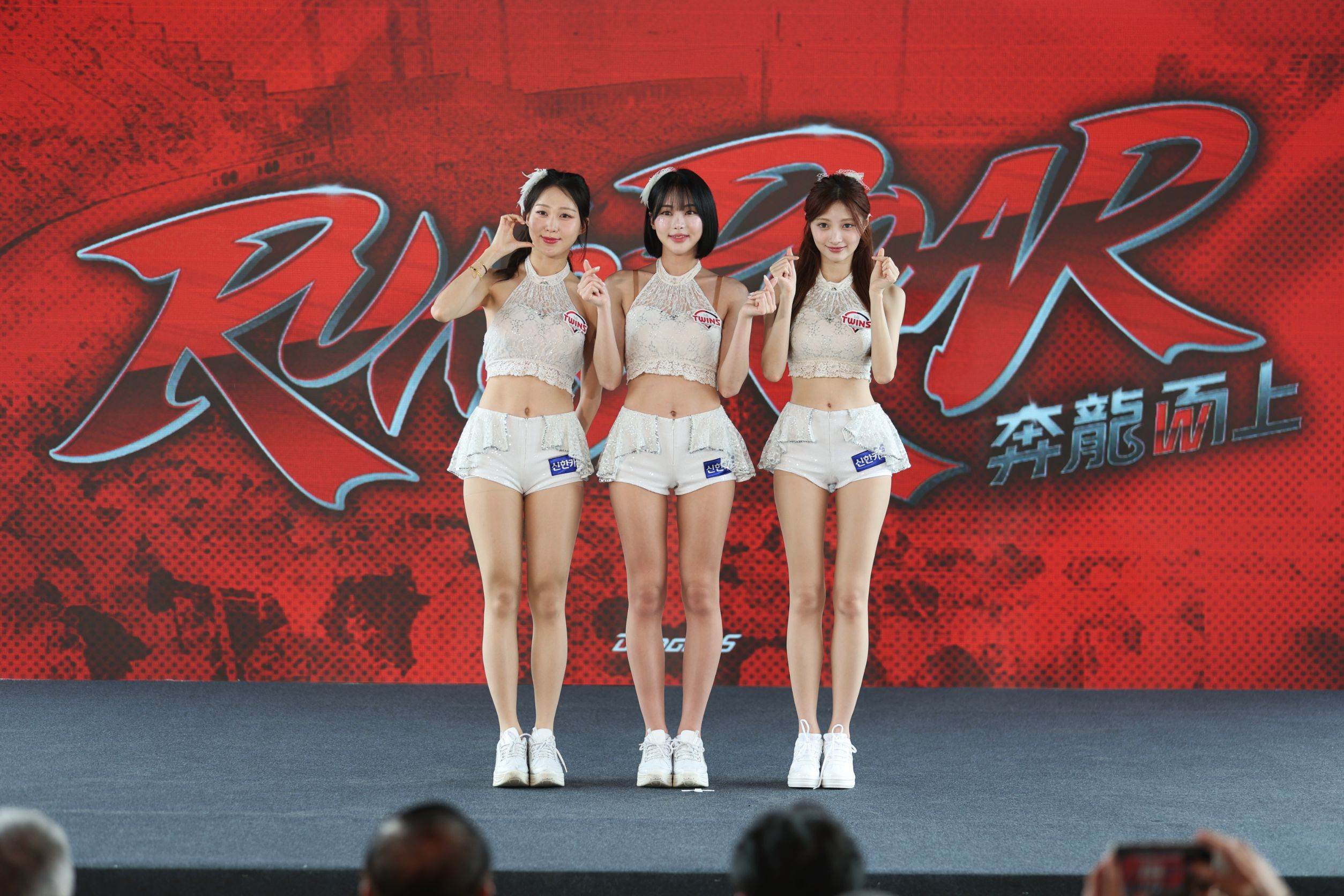 LG TWIN啦啦隊 (左)陳秀華 (中)車榮玹 (右)Rona