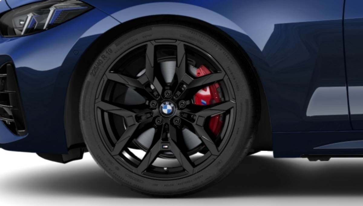 430i Coupé M Racing Edition雙門跑車專屬升級19吋M雙幅式995M型深色鋁圈。（圖／汎德提供）