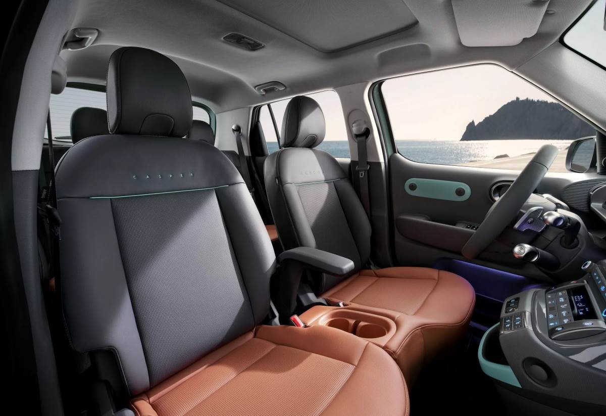 採用真皮座椅配置，並運用不同的顏色的搭配展現活潑氛圍。（圖／現代提供）