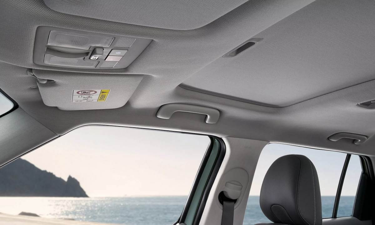 換上了具備針織紋理的車內頂棚與遮陽板，讓整體的空間質感更上層樓。（圖／現代提供）