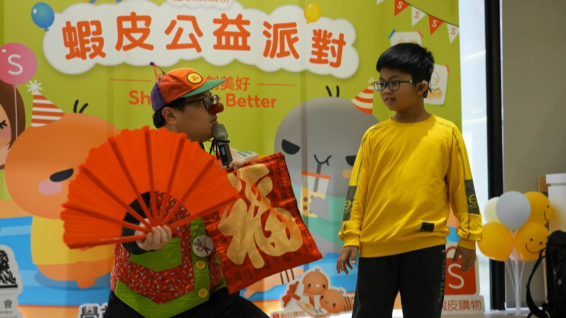 活動現場驚喜不斷的魔術表演，讓小朋友在緊張與期待中笑聲不斷，彷彿走入魔法世界。（圖／東森新聞）