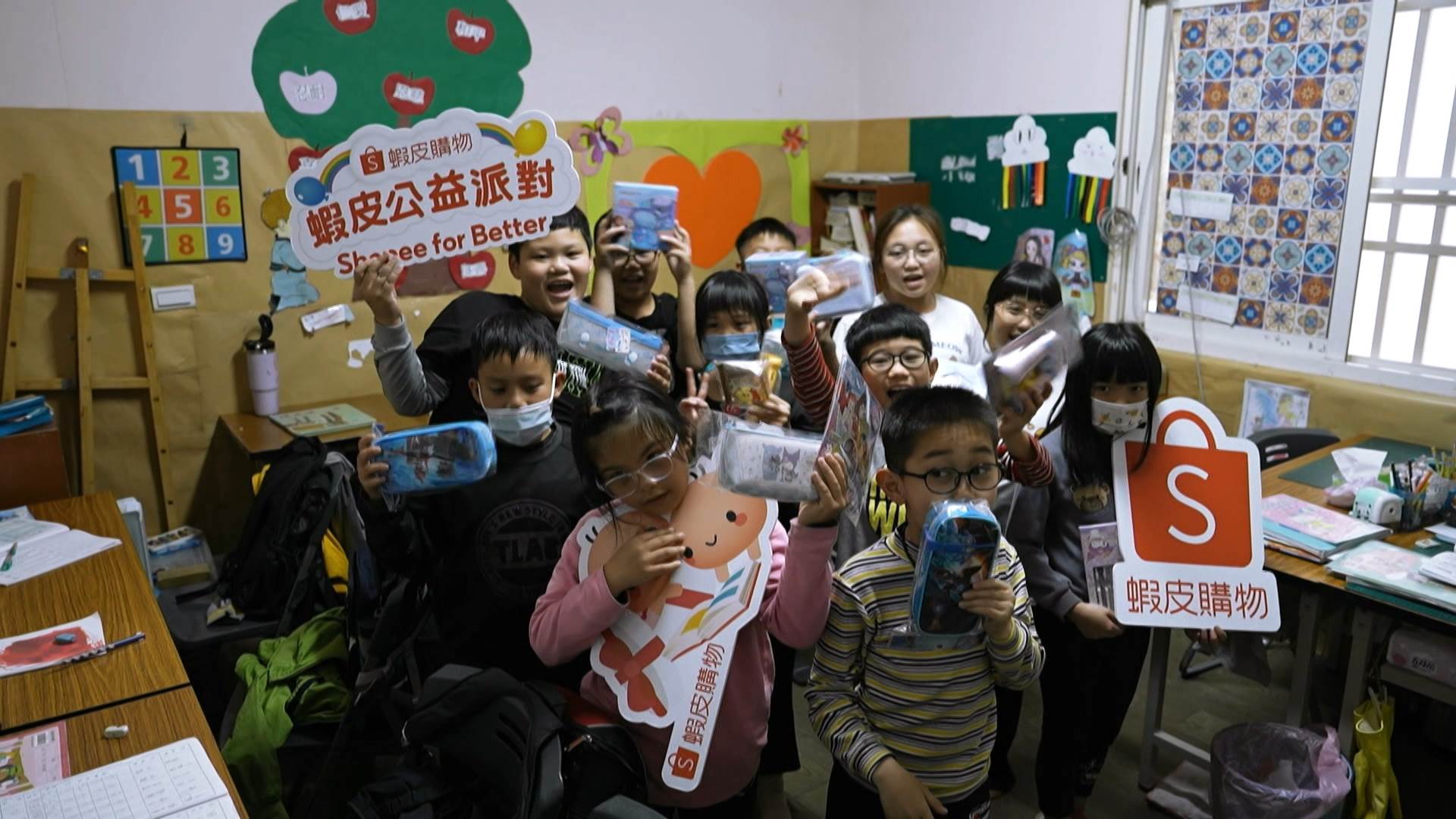 用戶可透過一鍵捐款參與送暖行動，讓孩子能自行選擇喜歡的禮物。（圖／東森新聞）