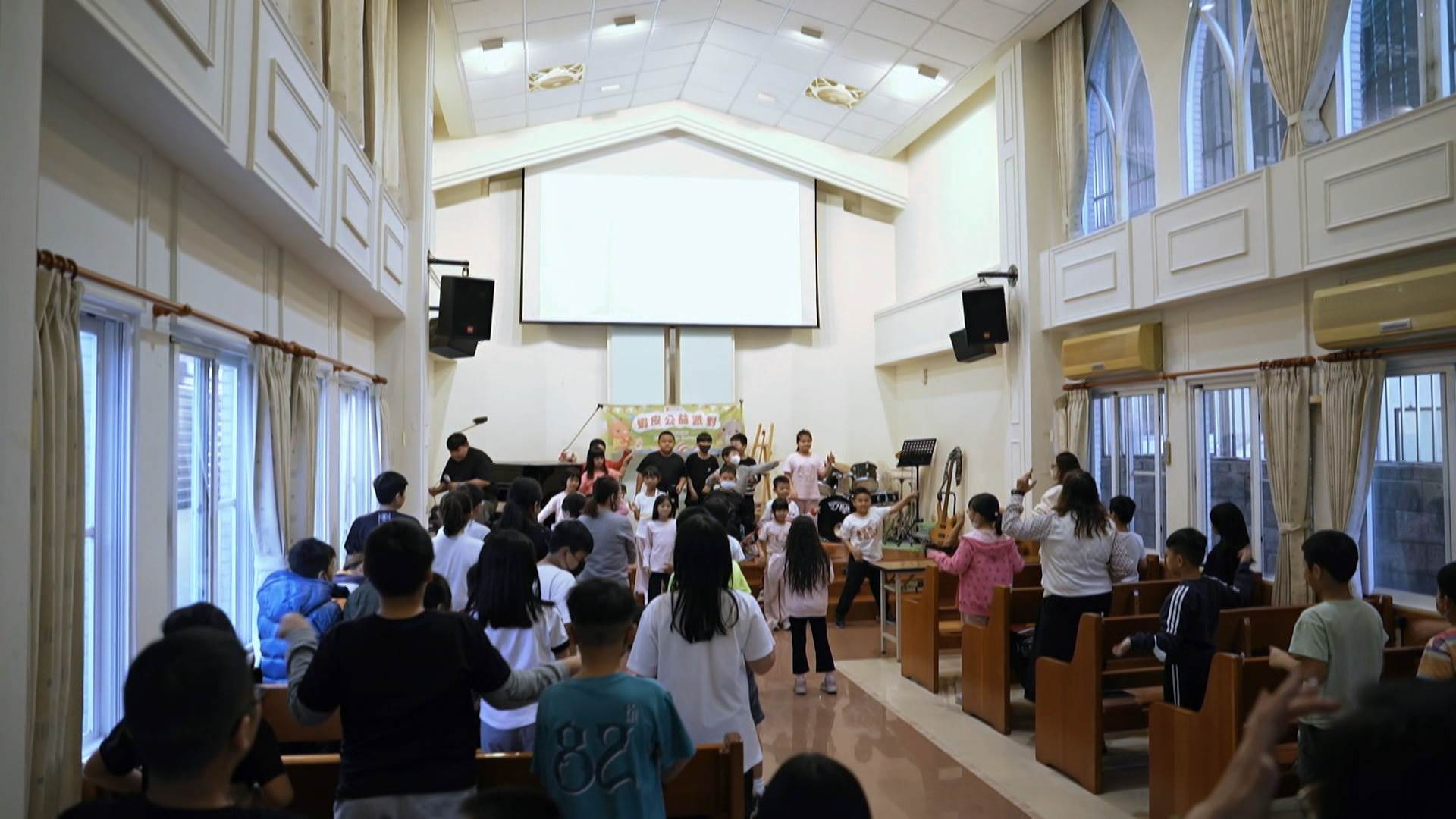 電商平台也針對不同機構規劃動靜兼具的節慶活動，讓孩童在互動遊戲中探索與成長，並精心準備兒童節禮物。（圖／東森新聞）