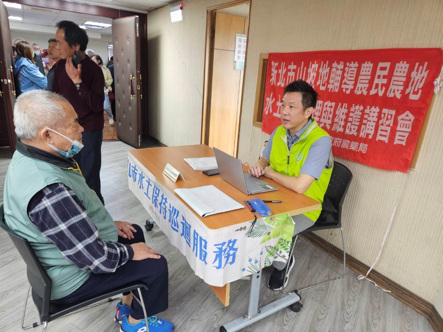講習現場也提供民眾專業的水土保持處理與維護諮詢，吸引許多農民參與，實質解決農作時遇到的疑難雜症。（圖／新北市政府農業局提供）