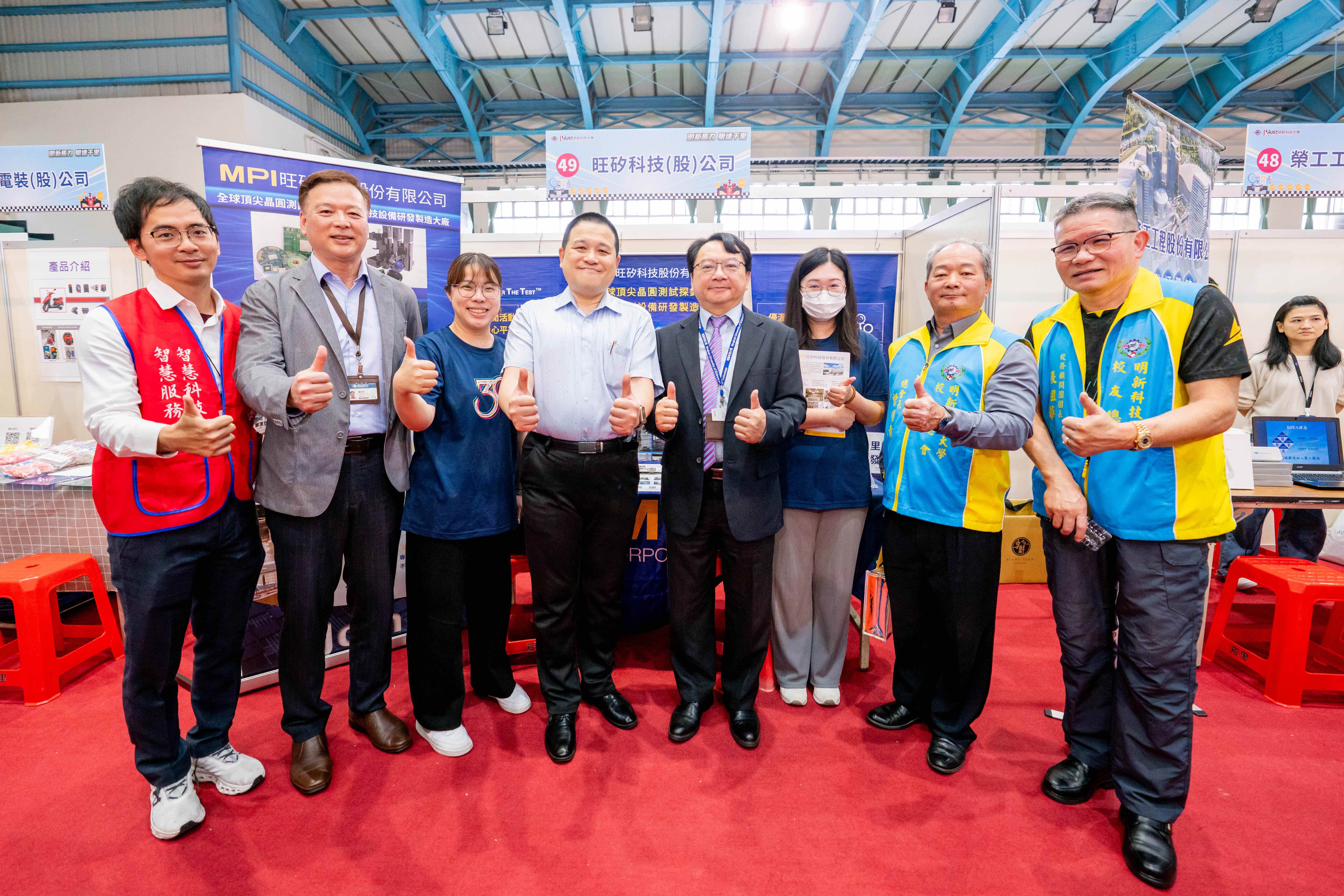 呂明峯校長（中）與產官學界貴賓們於旺矽科技展位前合影，展現學校與科技產業鏈的緊密連結。（圖／明新科技大學提供）