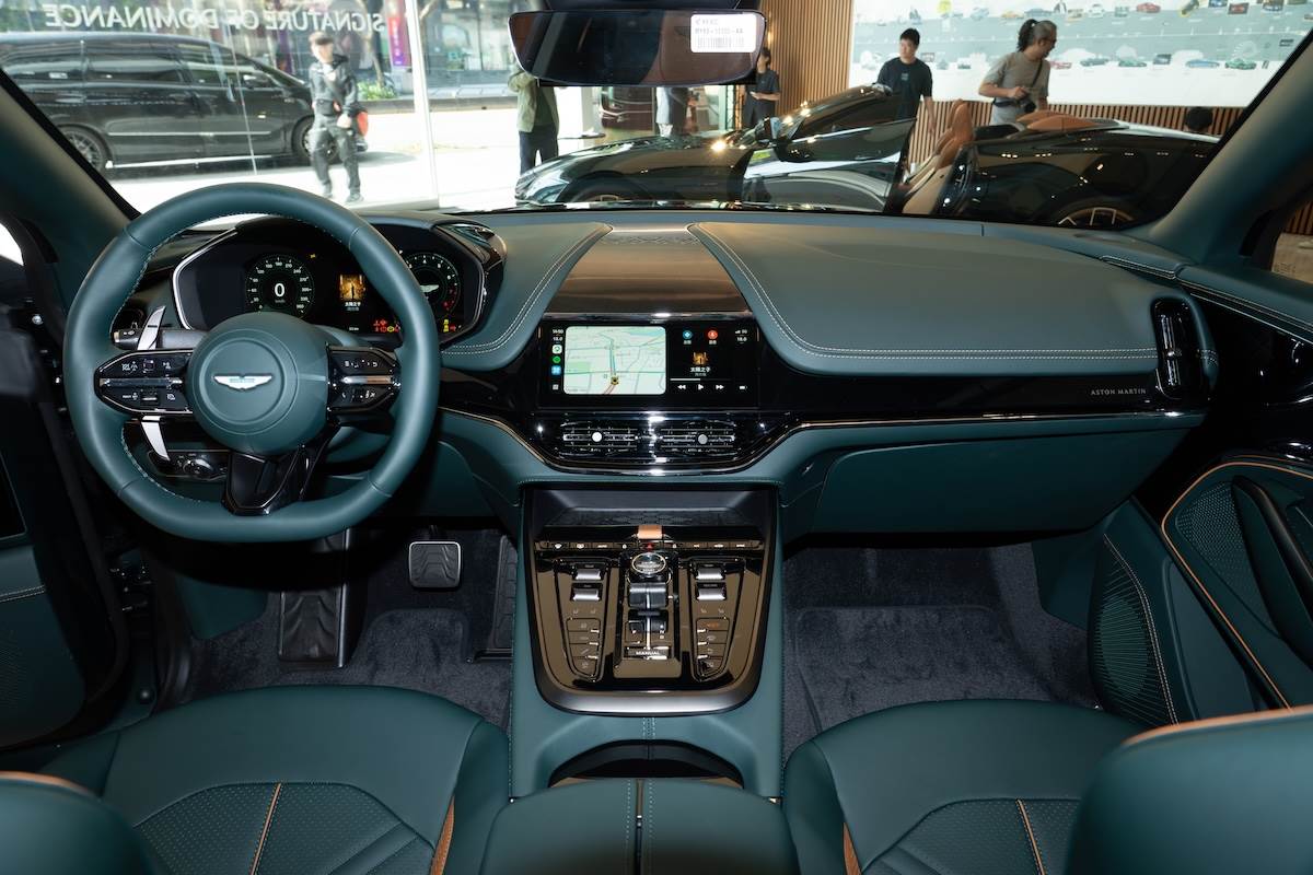 DBX S採用Alcantara麂皮與真皮混搭鋪陳，並支援Apple CarPlay Ultra介面。（圖／林昱丞攝影）