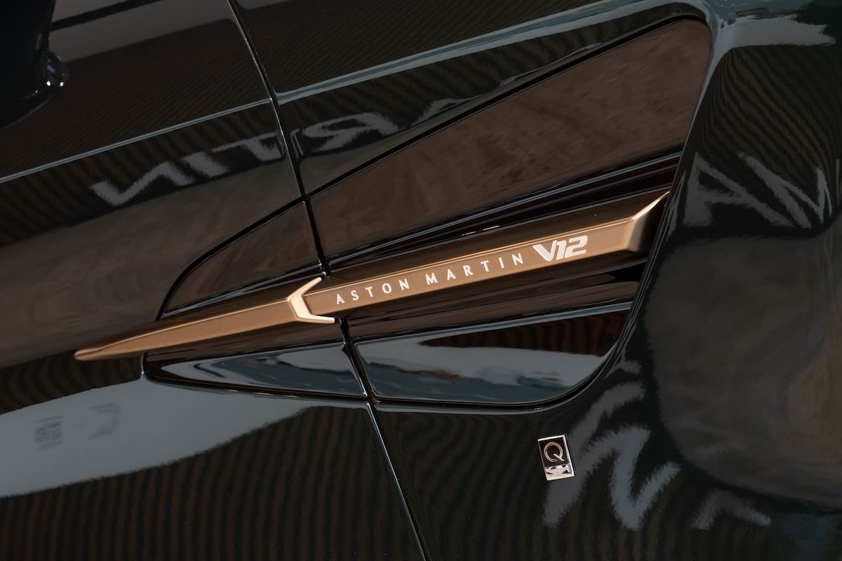 車側飾條同樣延續古銅金色調，以實心鋁材精密銑削並經陽極處理，下方鑲嵌的Q客製化徽飾。（圖／林昱丞攝影）