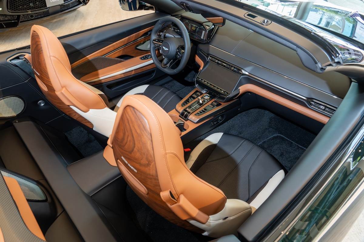 內裝透過多材質與手工工藝結合，採用專屬三色配置。（圖／林昱丞攝影）