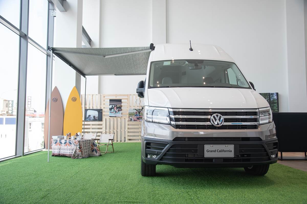 台南旗艦展示中心專屬規畫的VanLife Corner,以沉浸式的車露體驗,感受戶外生活的魅力。(圖/台灣福斯商旅提供)