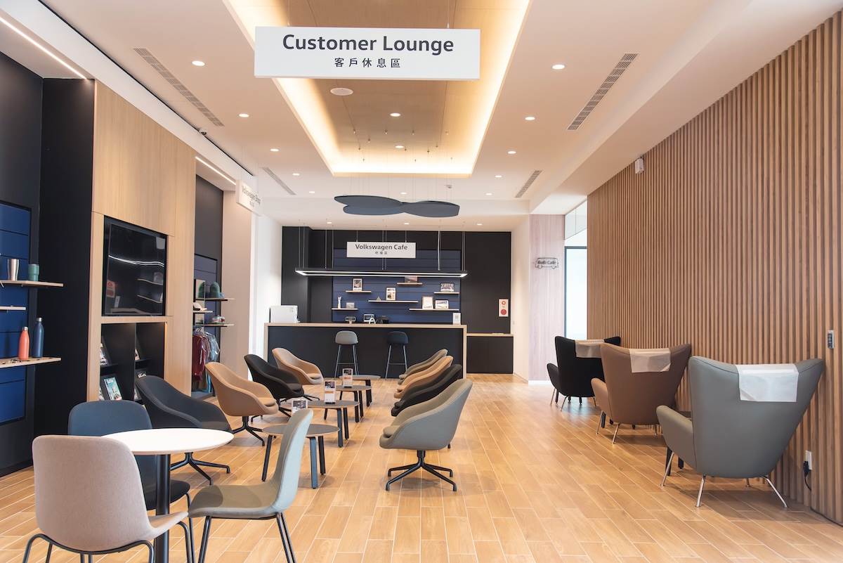 展示中心內有可容納超過30位客戶的客休區,同時提供Bulli Café餐飲服務。(圖/台灣福斯商旅提供)