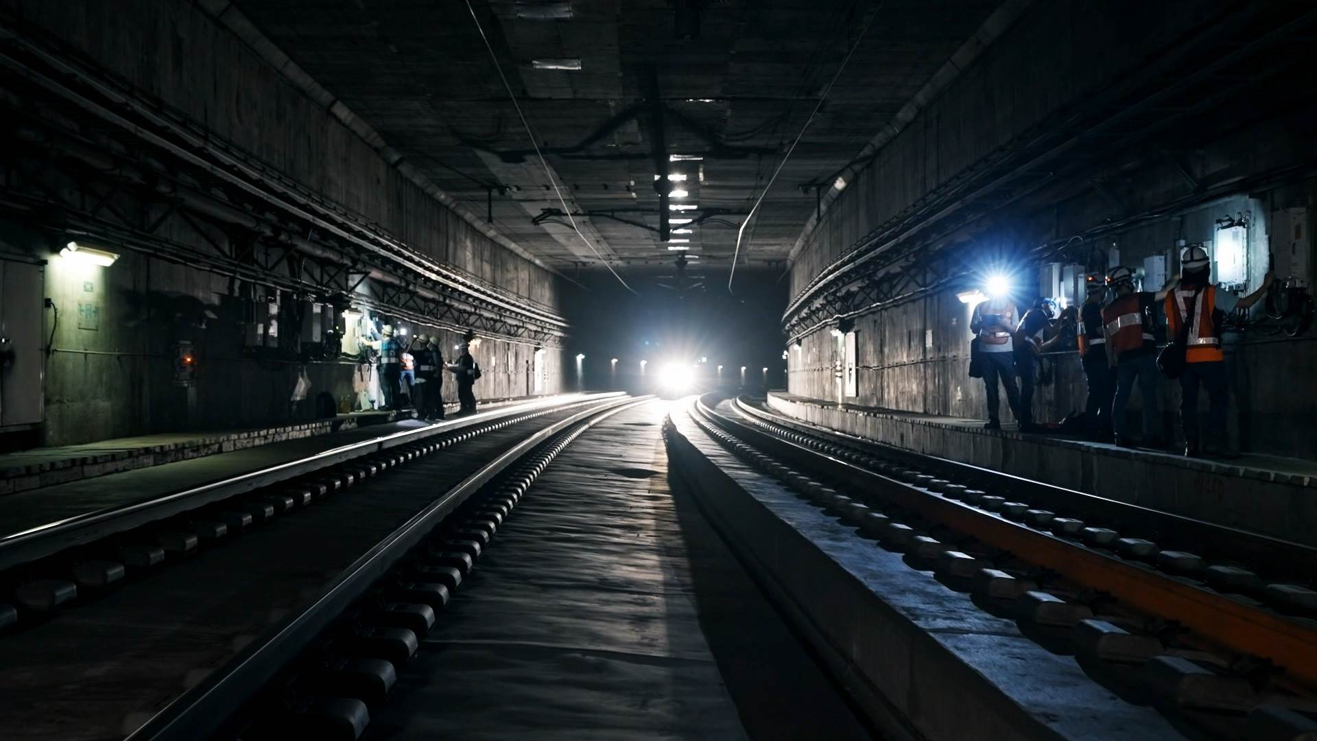 施工團隊夜以繼日進行工程，架設2200組光纖射頻放大器，成為未來高鐵一路訊號暢通的關鍵。（圖／東森新聞）