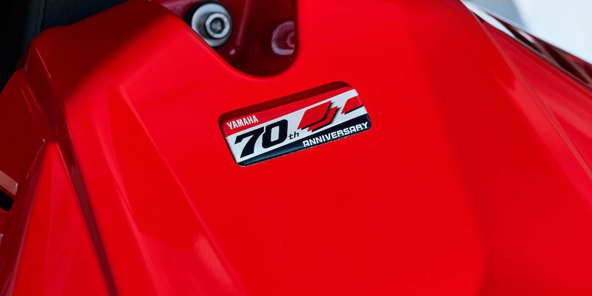 紀念車款皆配備專屬70周年徽章。(圖/台灣山葉提供)