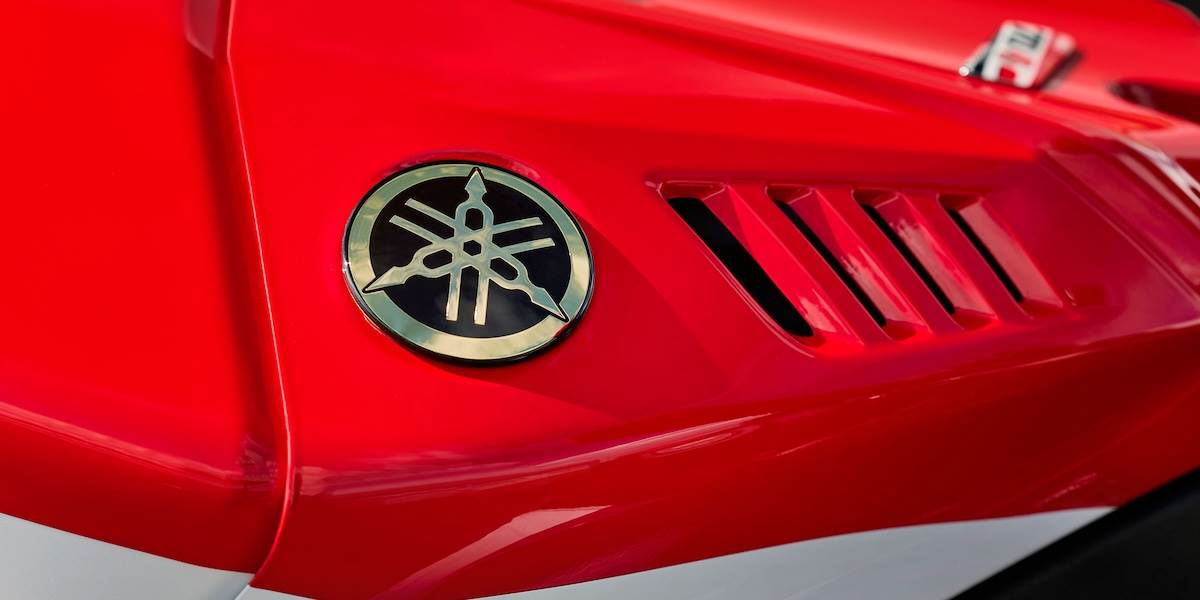 車身側面加入金色音叉徽飾。(圖/台灣山葉提供)