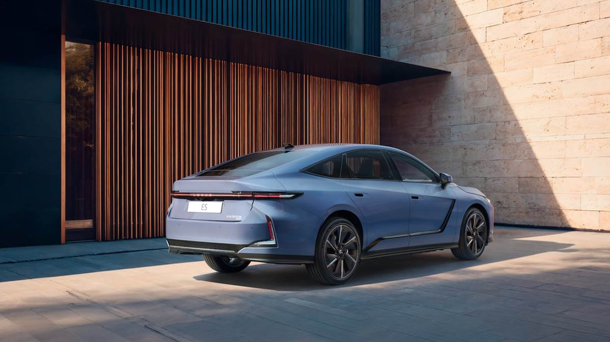 尾燈採用LEXUS字樣貫穿式設計，進一步強化整體視覺延展性與現代感。（圖／和泰提供）